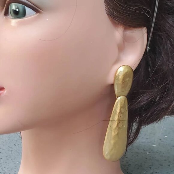 Signed Vendome Hammered Matte Gold-tone Long Clip-on Earrings - Picture 10 of 10